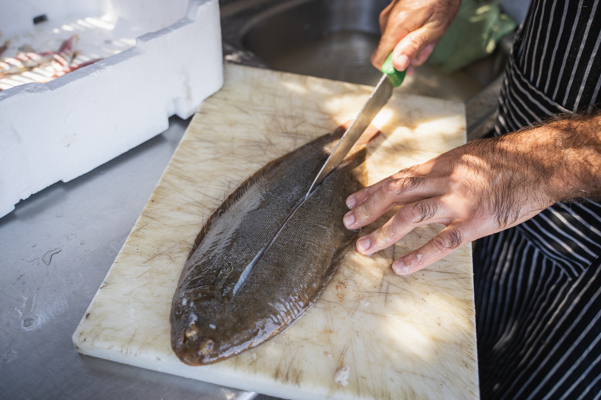 Chiringuito Bombadill (Isla Canela, Huelva) cortando pescado