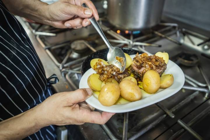 Chiringuito Bombadill (Isla Canela, Huelva) atún encebollado