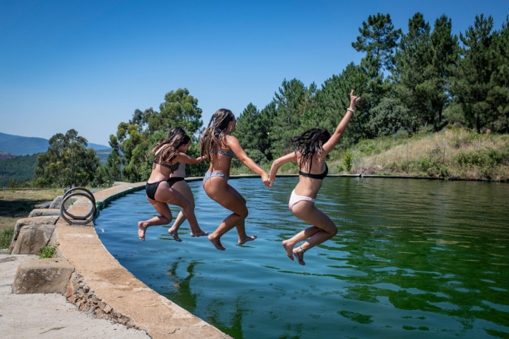 Un grupo de chicas se lanzan a la piscina natural de Garcibuey​.