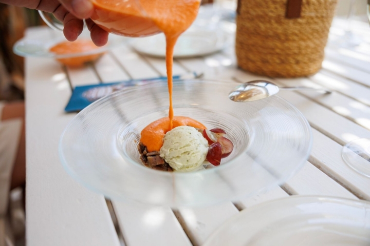 Salmorejo con helado de albahaca, uvas y anchoas en el chiringuito La Manuela (Chipiona)