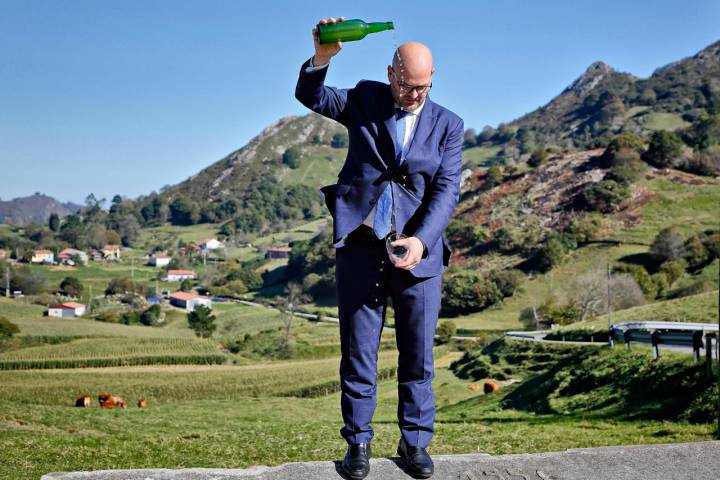 El sumiller Juan Luis García ha incluido la sidra en los menús de 'Casa Marcial'.