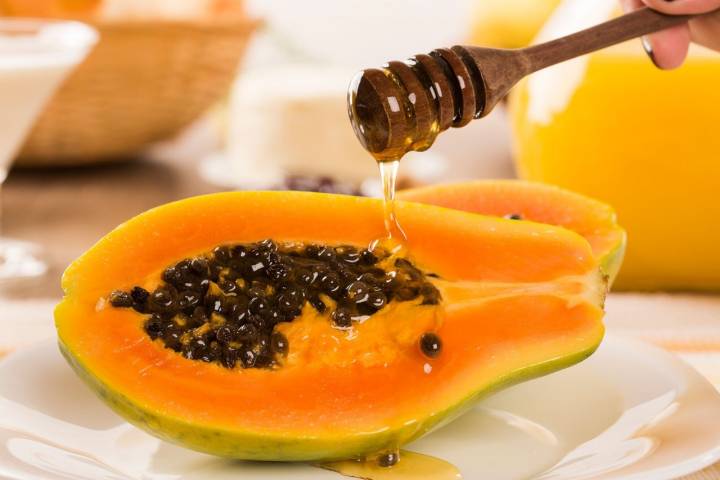 Miel y papaya, dos imprescindibles de la isla. Foto: shutterstock.