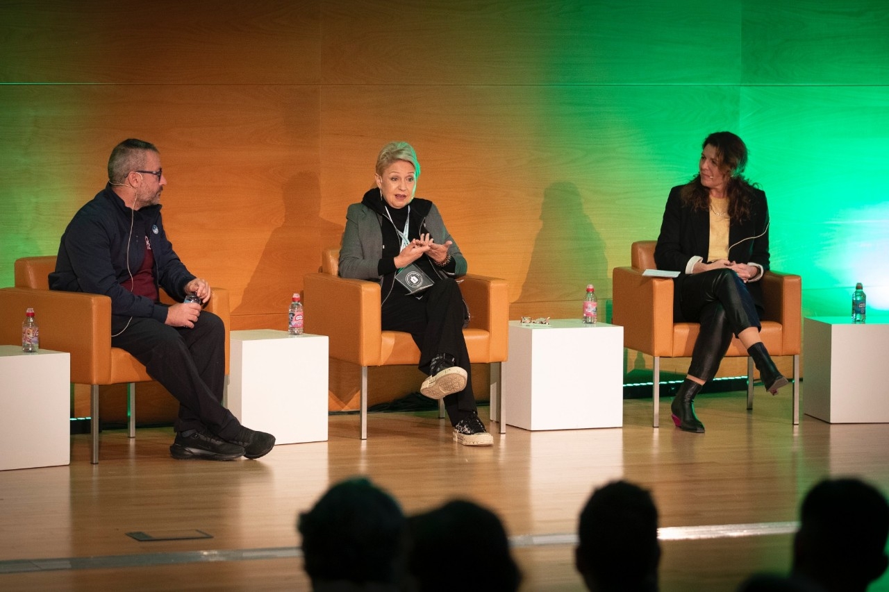 Pedro Sánchez junto a Susi Díaz y María Ritter.  Foto: Antonio. L. Juarez