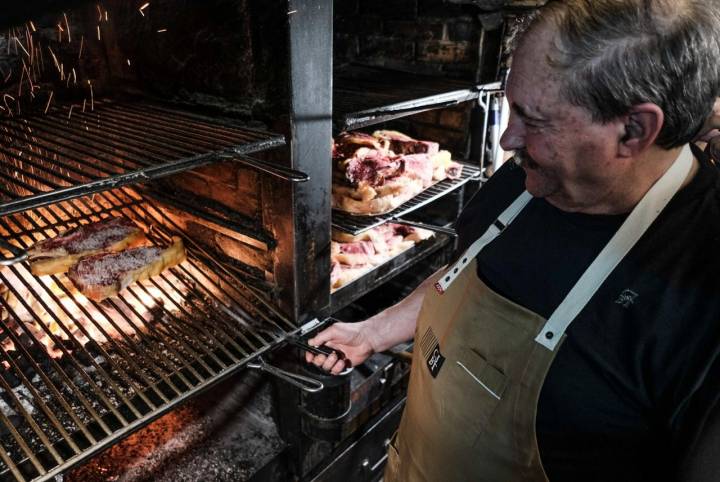 Matías Gorrotxategi a la parrilla de 'Casa Julián' en la Cava Baja, Madrid.