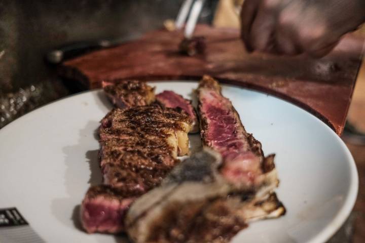 El trinchado se hace inmediatamente después de retirar la carne de las brasas.