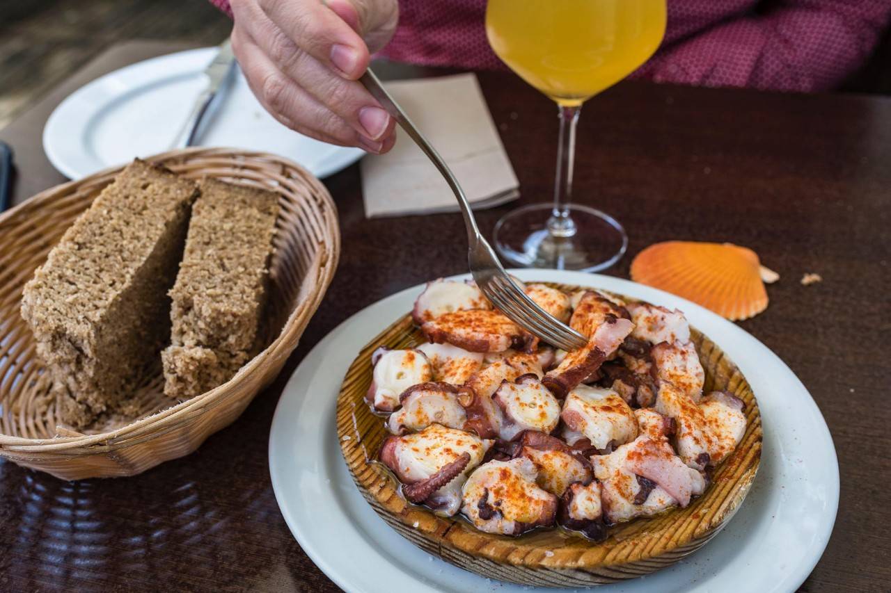 Sitios para comer en el Camino Portugués de la Costa: pulpo 'a feira' en 'O Muiño' (Caldas de Reis)