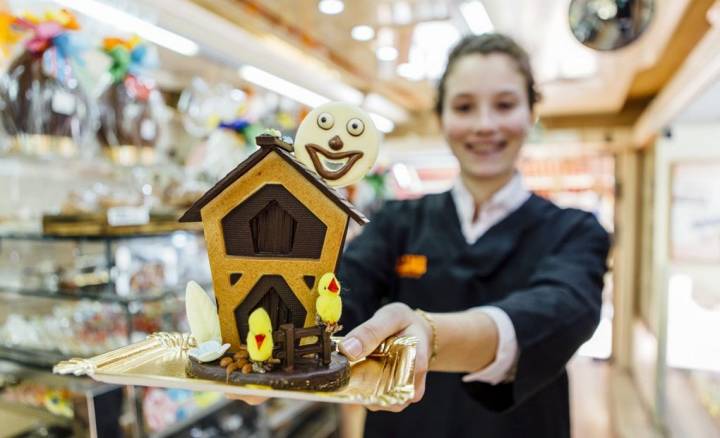 La nieta de los fundadores de Casa Palma (Barcelona) sostiene la "Casa Luna". Su abuelo aprendió a trabajar el chocolate con esa pieza.