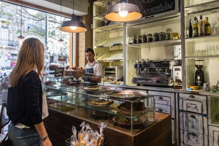 Ubicado en el Ensanche de Valencia, se ha ganado con su buen hacer y su diseño a los locales.