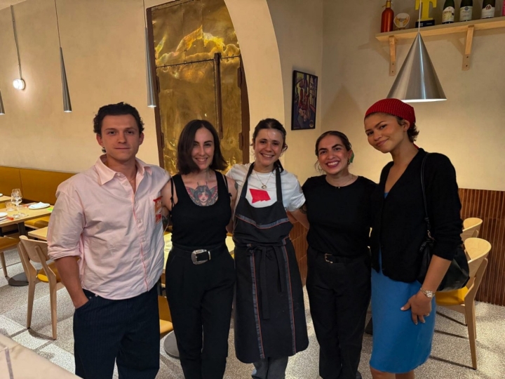 Zendaya y Tom Holland posan felices en Trèsde.