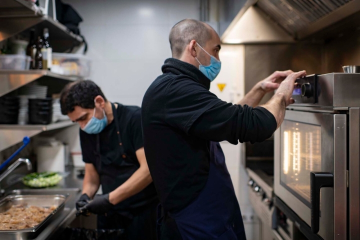 Aunque la cocina es pequeña, hay sitio para dos.