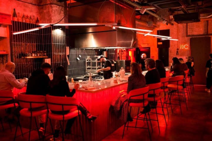 La barra con todos los comensales durante el servicio de la cena.