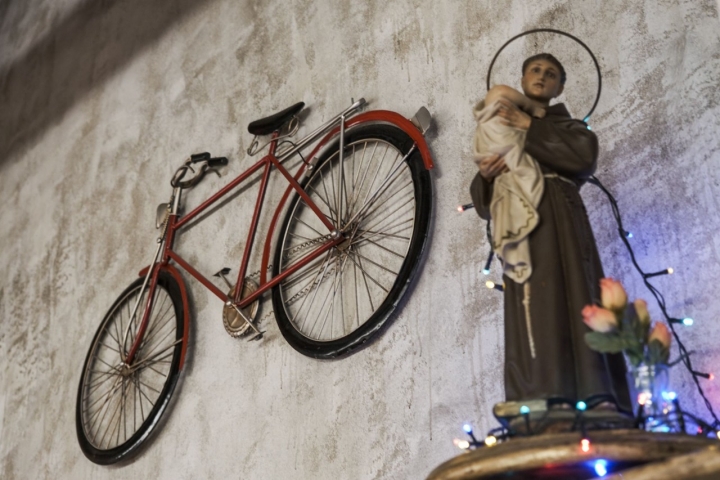 Detalles de la decoración de El Bar: una bicicleta y un santo.