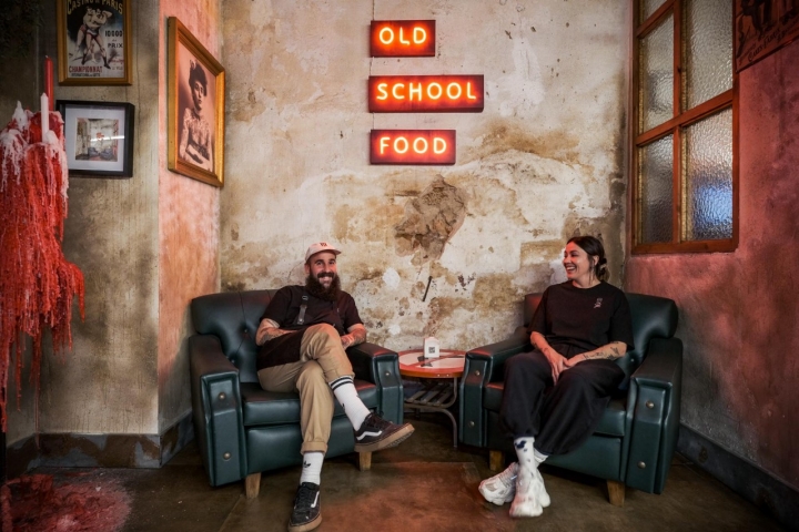 Carlos López y Jara Jiménez sentados en unos sillones de El Bar.