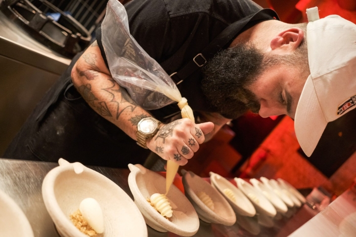 El cocinero Carlos López emplata el arroz inflado con helado de yuzu.