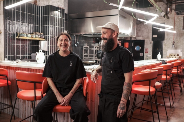 Jara Jiménez y Carlos López posan en la barra de El Bar.