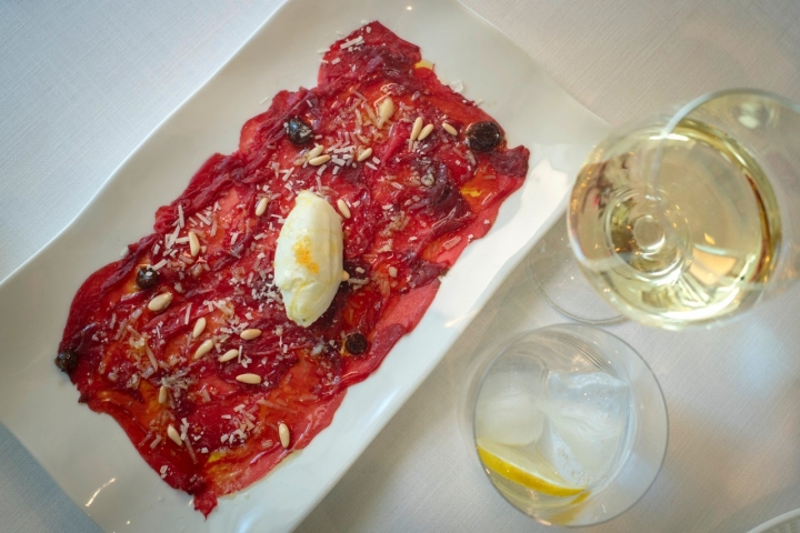 Carpaccio de paladar con sorbete de lima y albahaca.