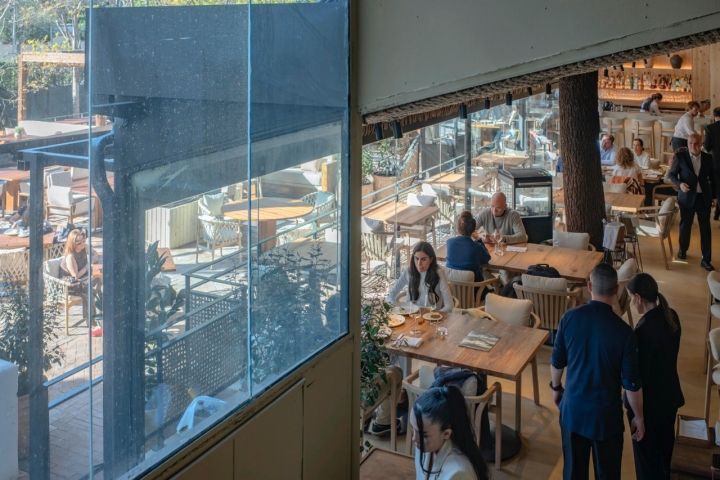 Vista de la terraza y el espacio más informal del restaurante.