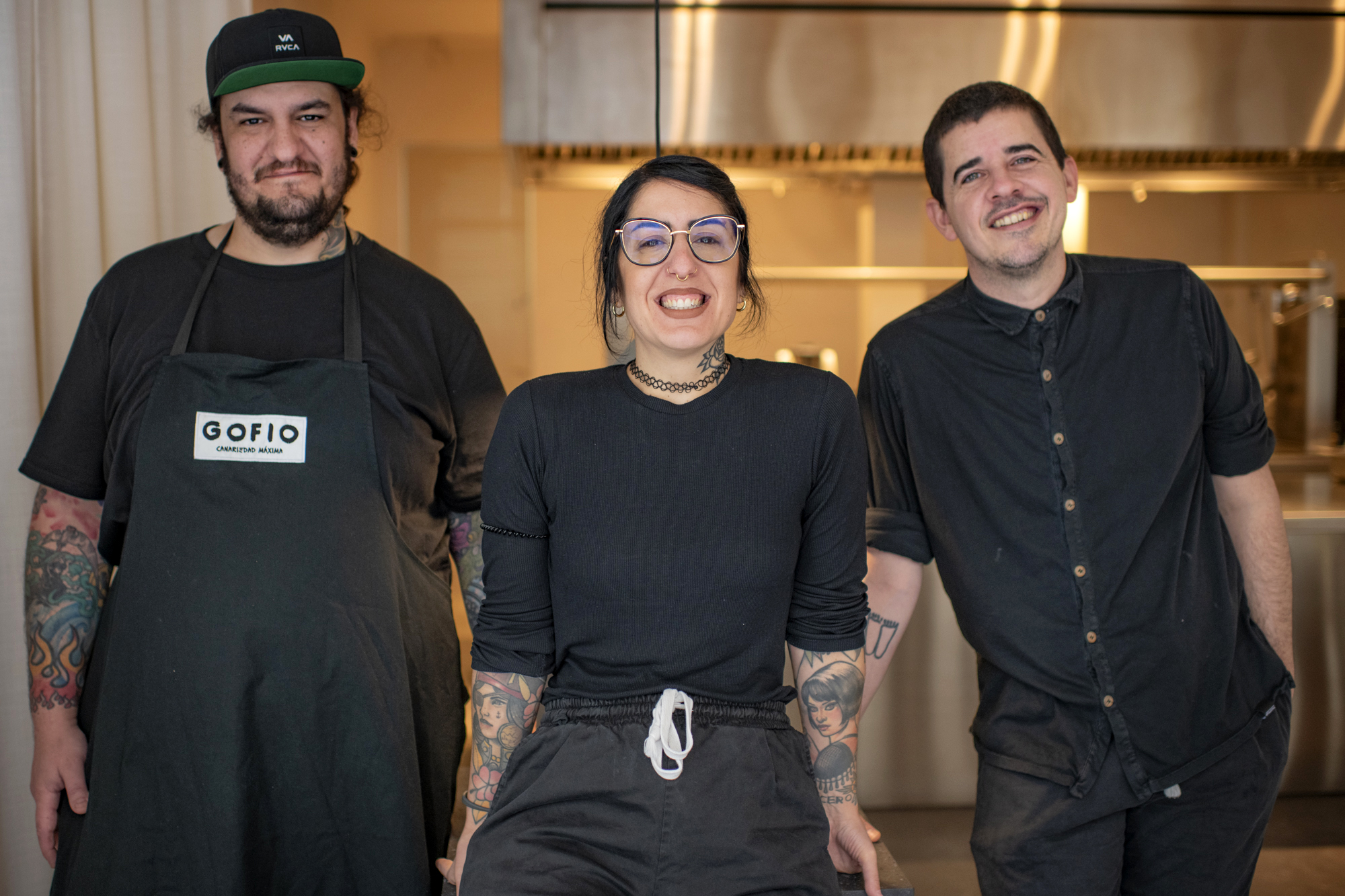 Sefe, el chef, junto a Aída y Alberto, ambos al frente de la sala.