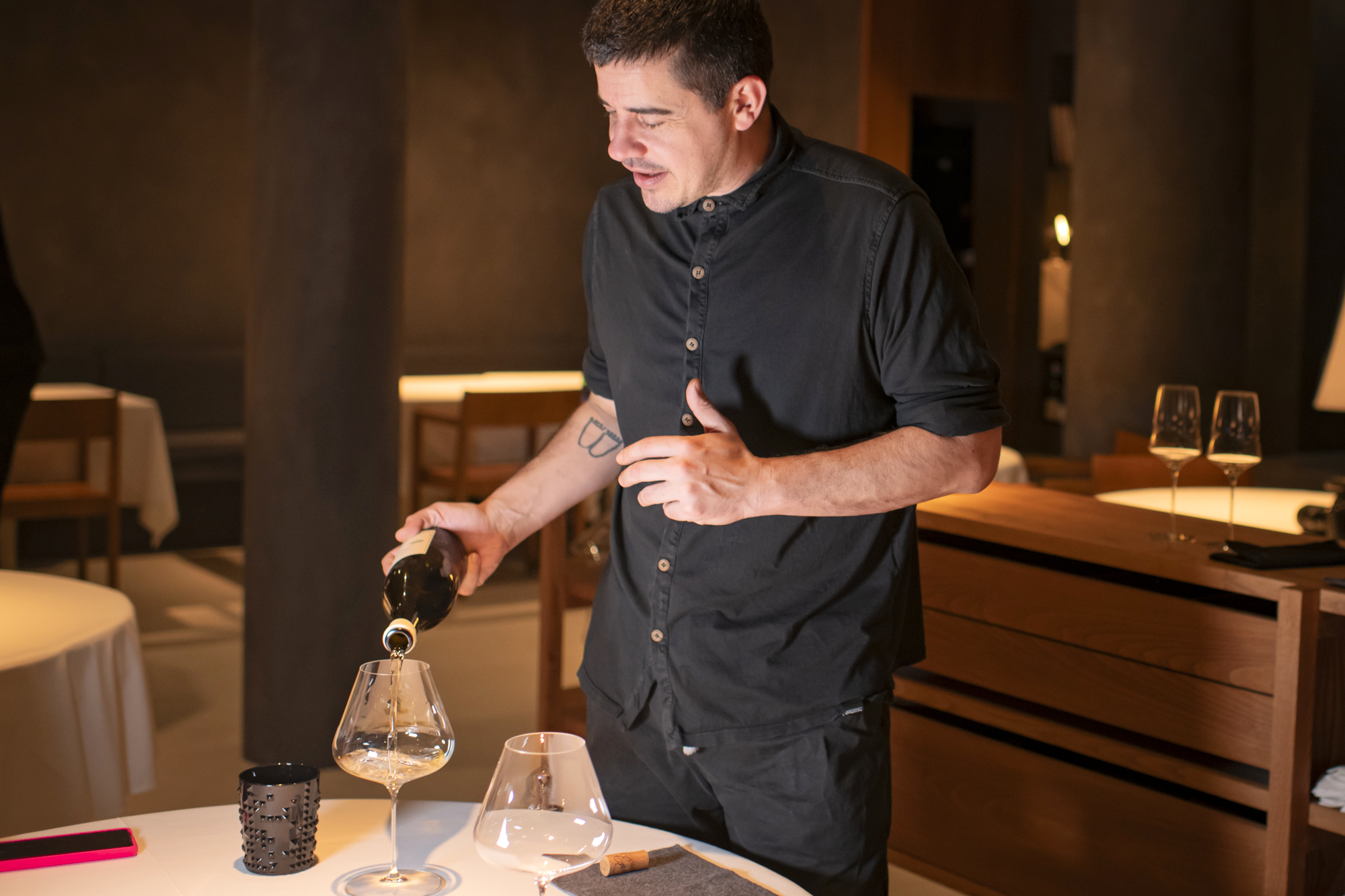 Alberto Martín sirve una copa de vino en 'Gofio'.