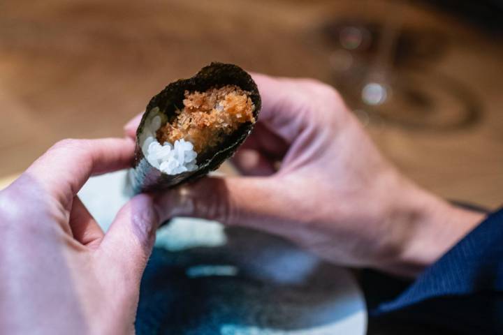 Temaki de boquerón rebozado con shiso y huevas de bacalao. 