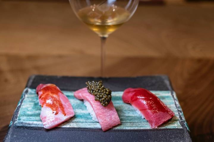 Nigiris de atún: descargado, toro con caviar y o toro.