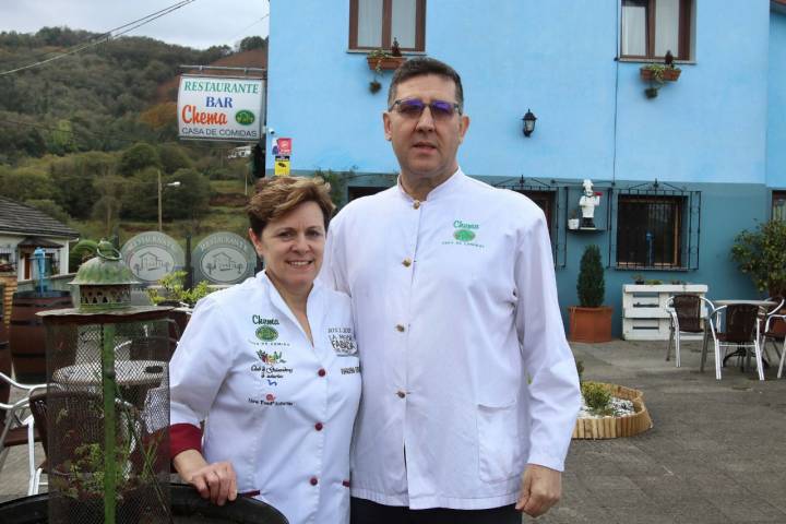 Joaquina Rodríguez junto a José Luis Bernárdez, los propietarios de 'Casa Chema'.