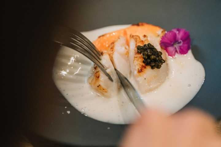 Vieira salteada con royal de coliflor y caviar.