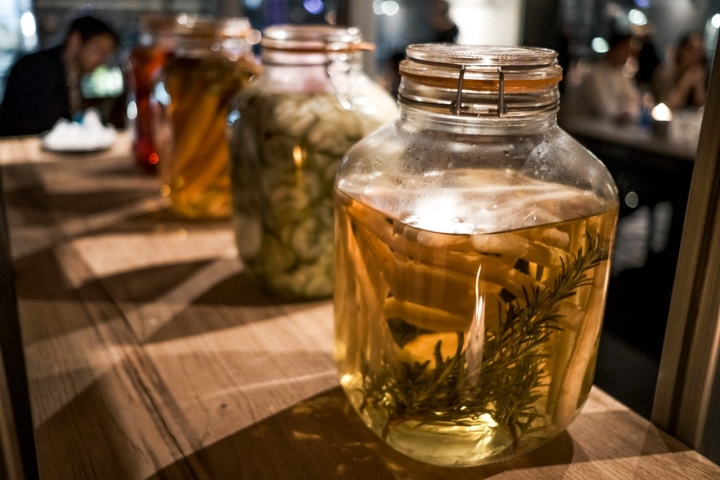 Los fermentados de Fismuler en la sala, como símbolo de su identidad.