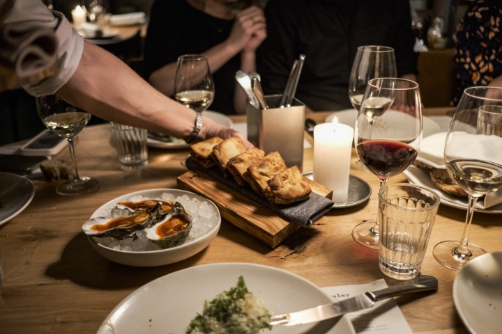 Ostras aliñadas con ponzu choricero y bocata de oreja brava.