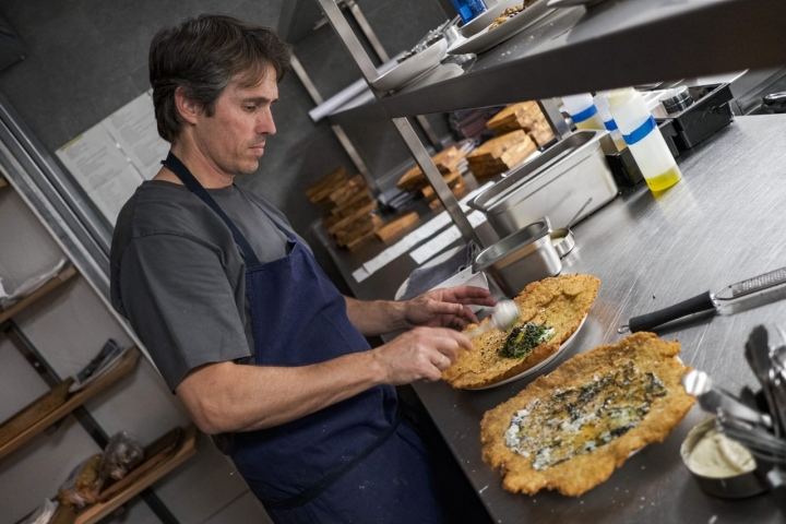 El chef Nino Redruello en cocina preparando el escalope san román.
