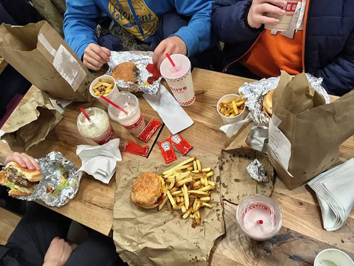 Nacho y sus amigos disfrutando de Five Guys.