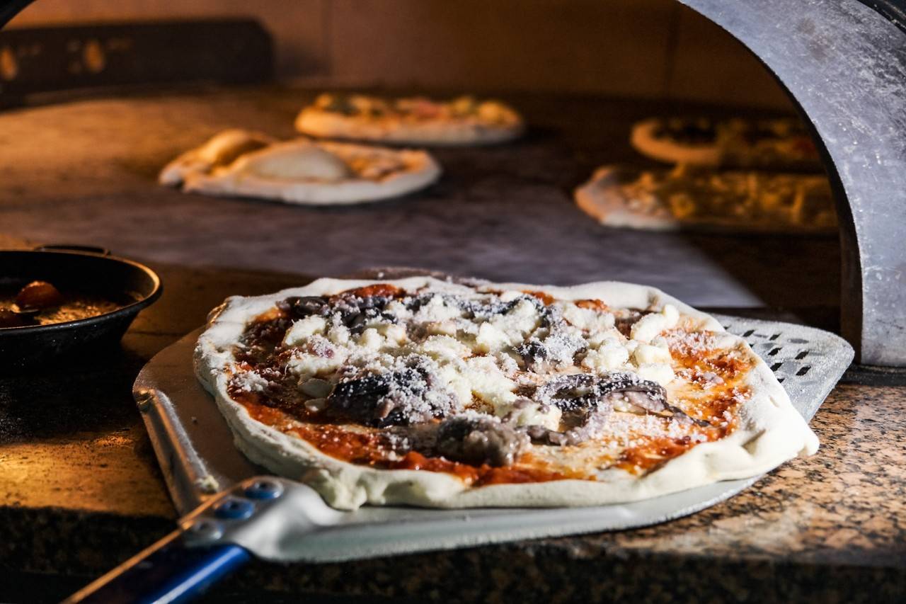 Las pizzas no están más de un minuto en el horno.