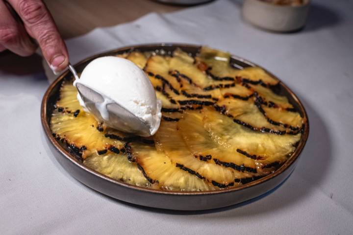 Piña a la brasa con helado.