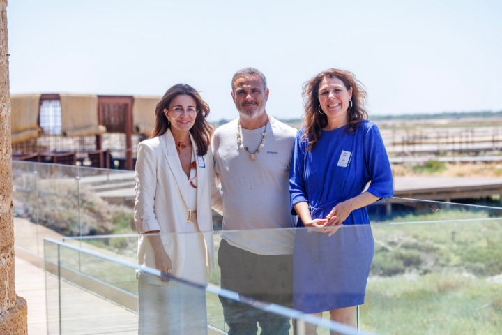 Susana Baños, la directora de fuerza de ventas de Repsol; el chef Ángel León; y María Ritter, directora de Guía Repsol.