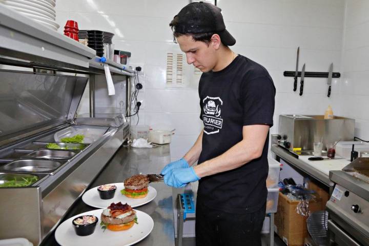 Todas las hamburguesas de 'AviBurger' se hacen a la plancha.