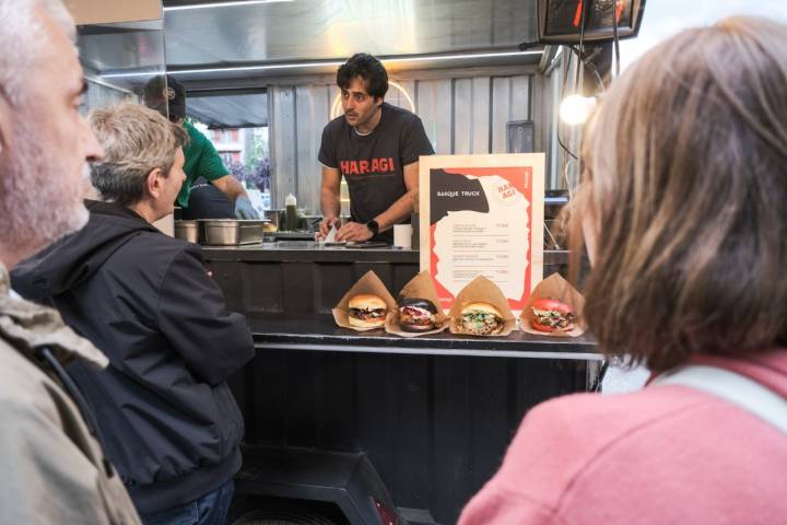 Venta de hamburguesas en el festival de Haragi.