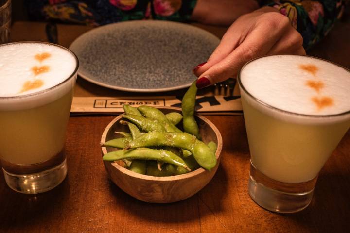 Edamame y pisco sour