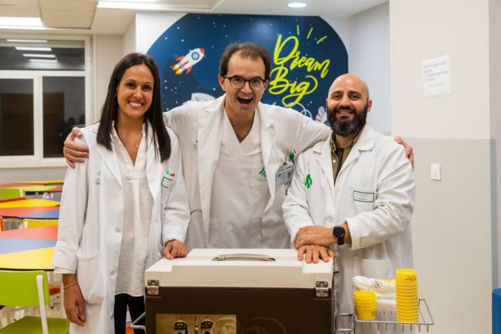 Los pediatras Ana García Zarzuela y Alfonso Lechuga, del Hospital Universitario Puerta del Mar de Cádiz, junto a Carlo, propietario de la heladería La Cremería