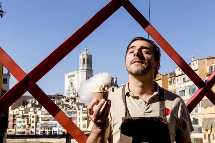 Jordi posando con uno de sus deliciosos helados sobre el Puente de les Peixateries Velles.