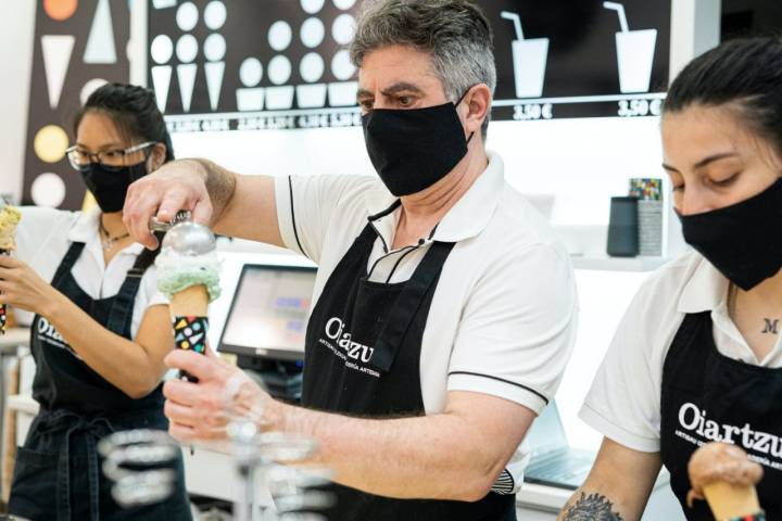 Heladerías Donosti. Sirviendo un helado en 'Oiartzun'