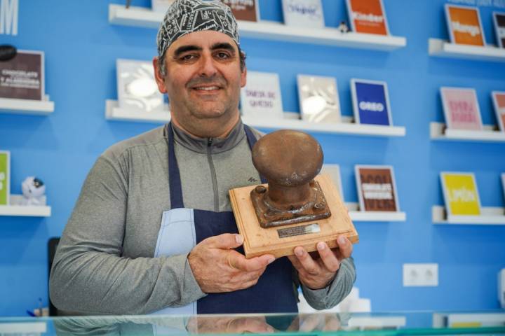 Javier González, propietario de la heladería Helados de Luna (Somo, Cantabria)