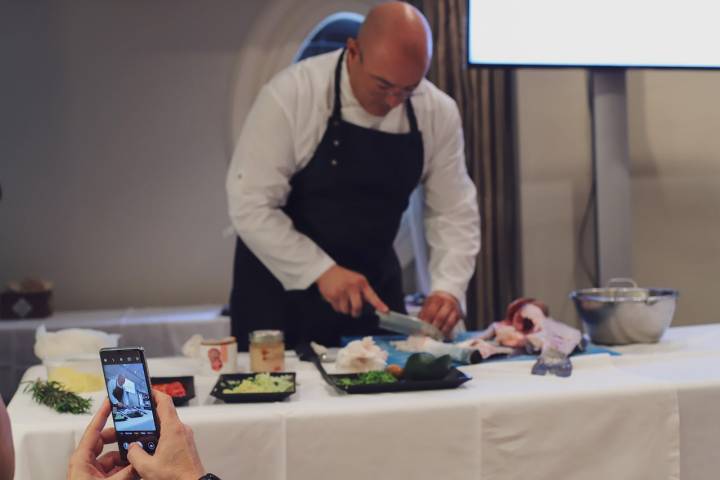 El cocinero canario Nelson Pérez preparando una lubina