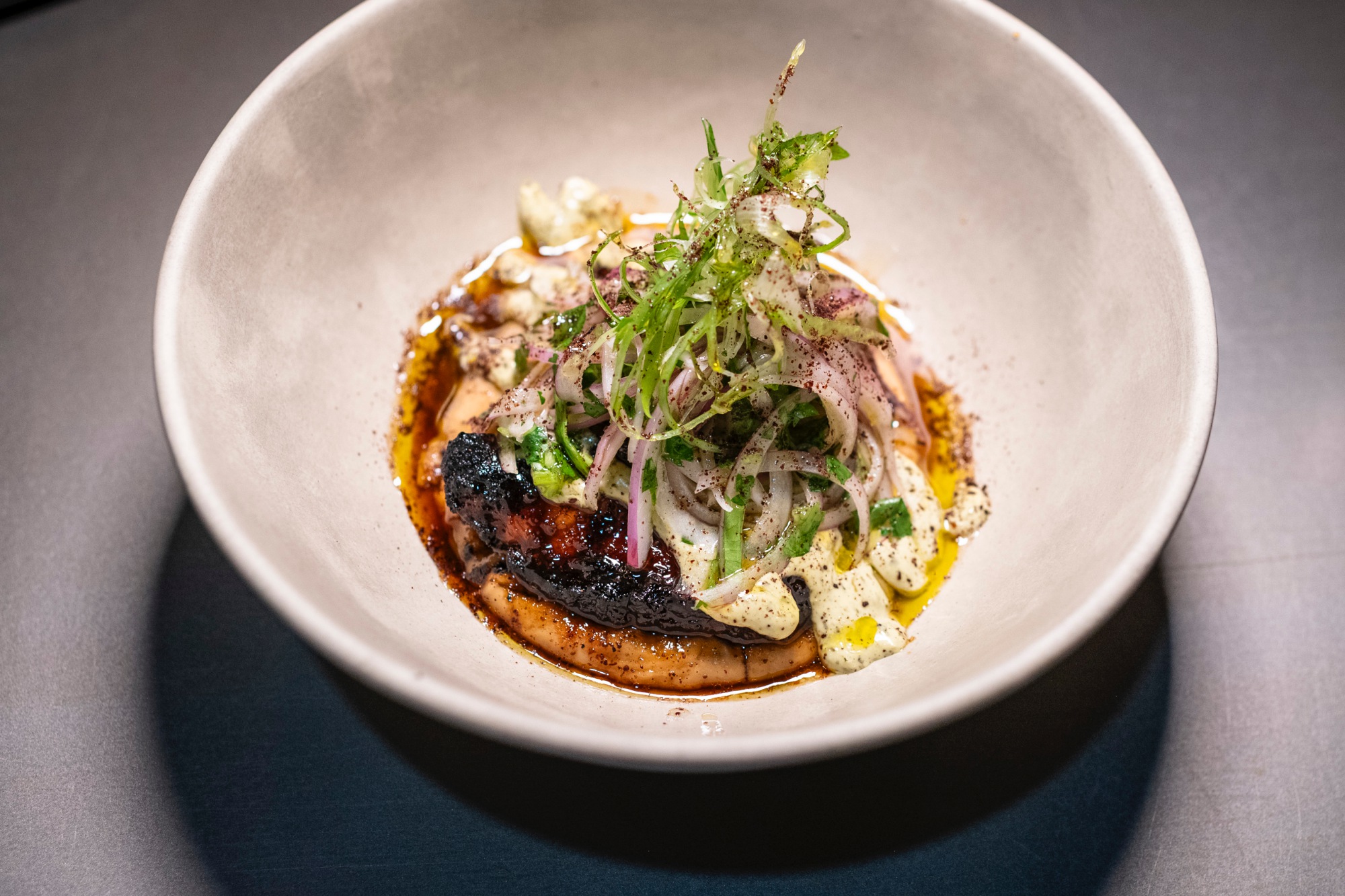 Molleja de corazón de vaca sobre crema de plátano macho.