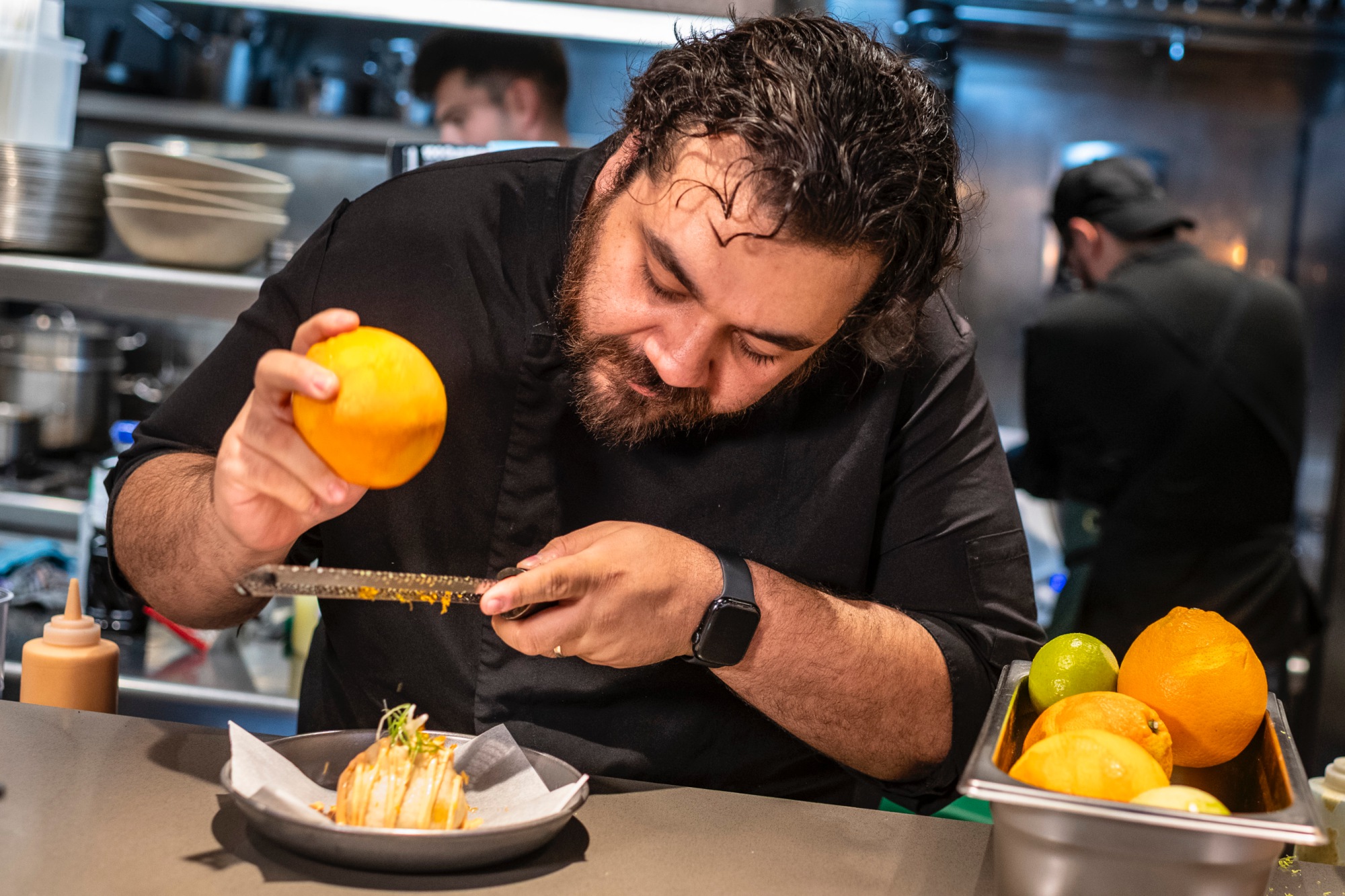 Genaro Celia preparando su exitoso bao.