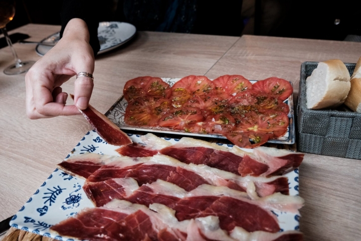 Jamón ibérico de bellota acompañado de tomate.