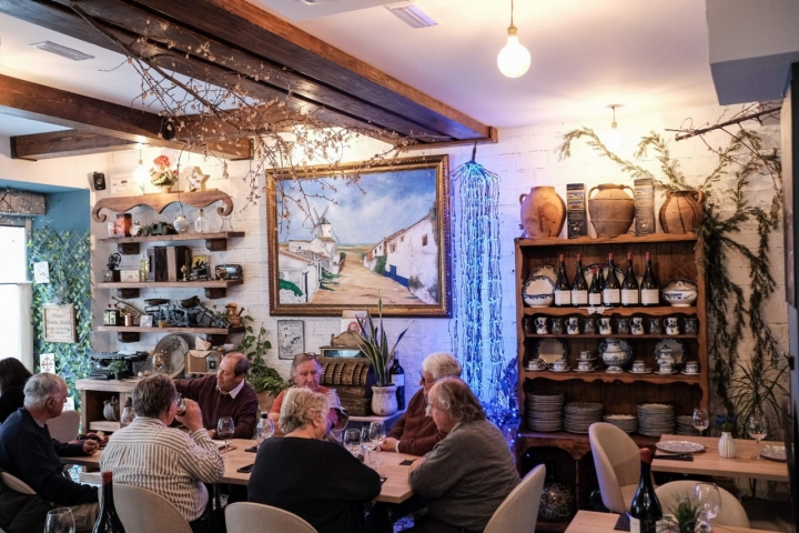 Varias personas en la sala de  Jamón Spain.