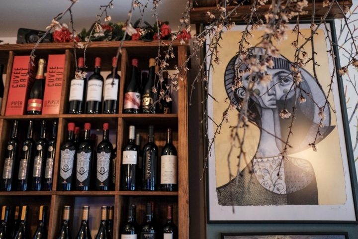 Varios vinos en la sala de Jamón Spain.