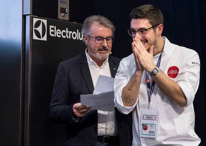 La emoción del ganador del premio 'Cociñeiro Novo 2017'.