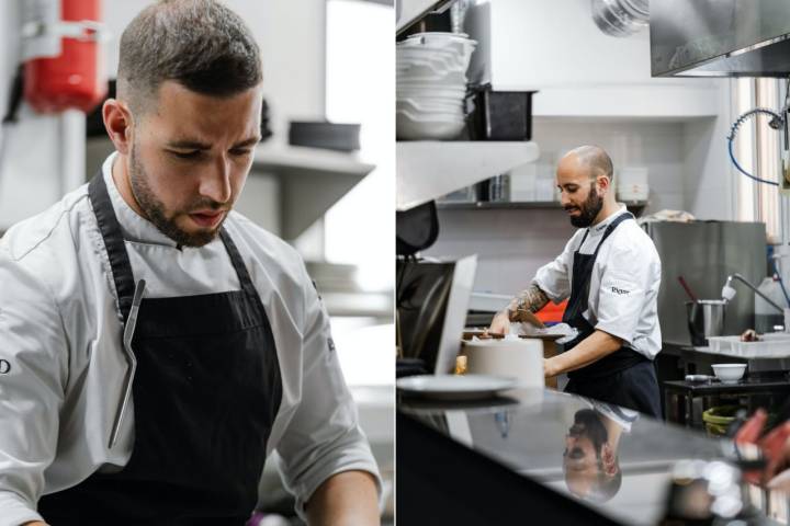 Cocineros del restaurante Mind, en Torre del Mar (Málaga), trabajando en cocina