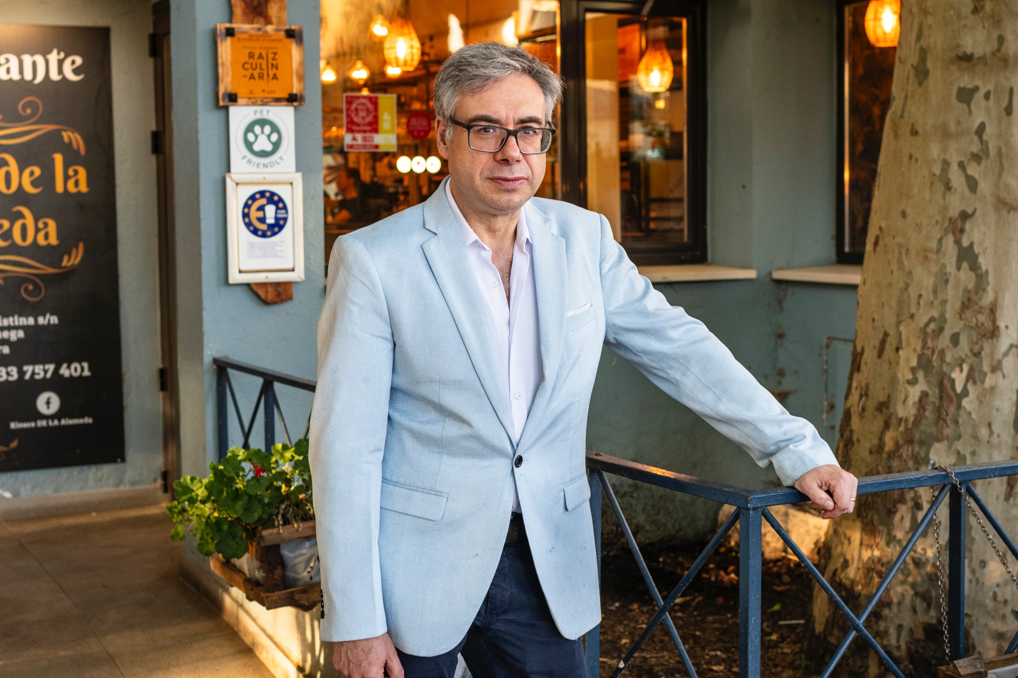 Juan Pancorbo en la entrada del restaurante